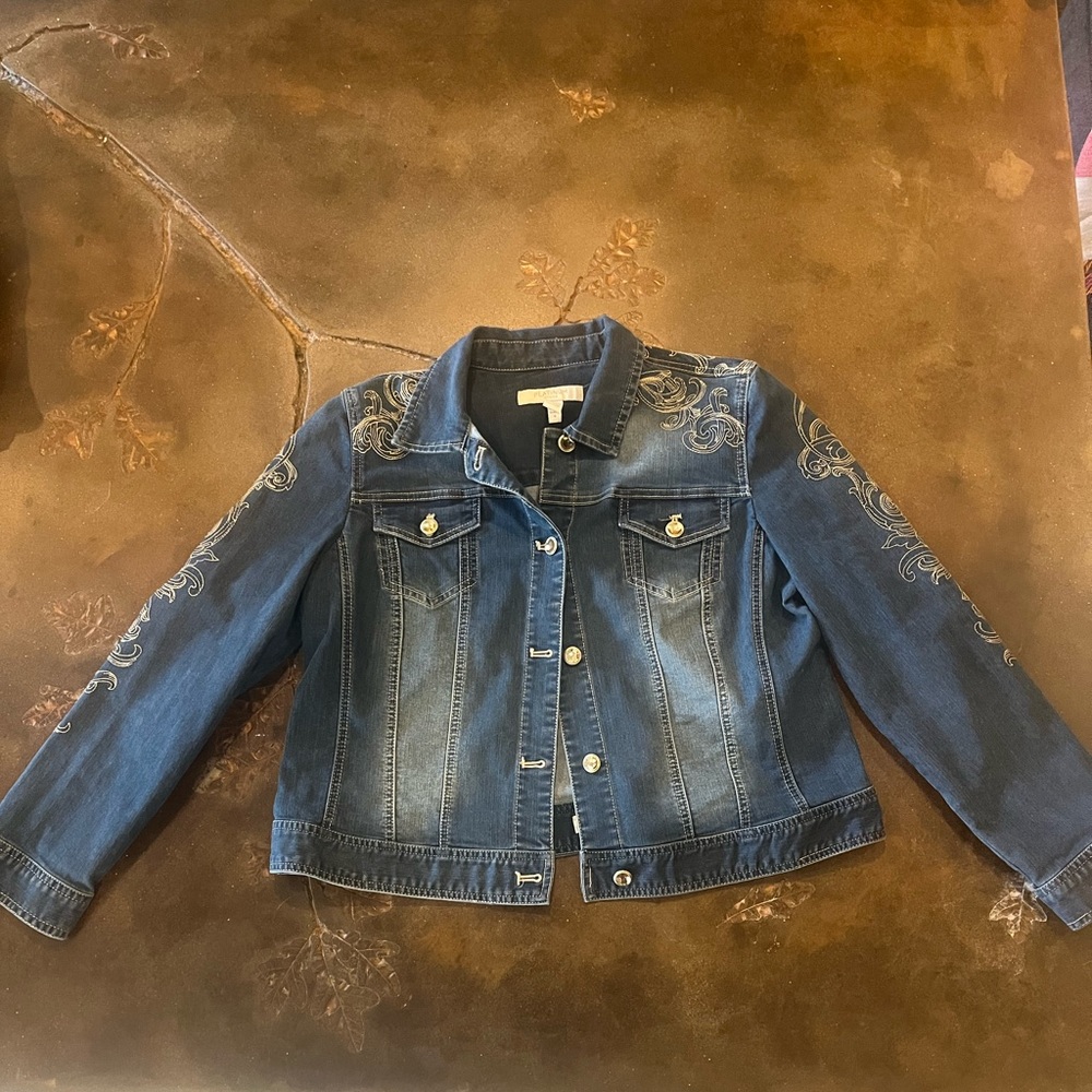 CHICO’s platinum. Perfectly perfect denim jacket. Sz 2 (Chico’s Sizing): Large